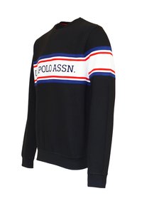 Svart sweatshirt med rund halsringning, med vita, röda och blå ränder över bröstet med texten "U. POLO ASSN." i mörka bokstäver.