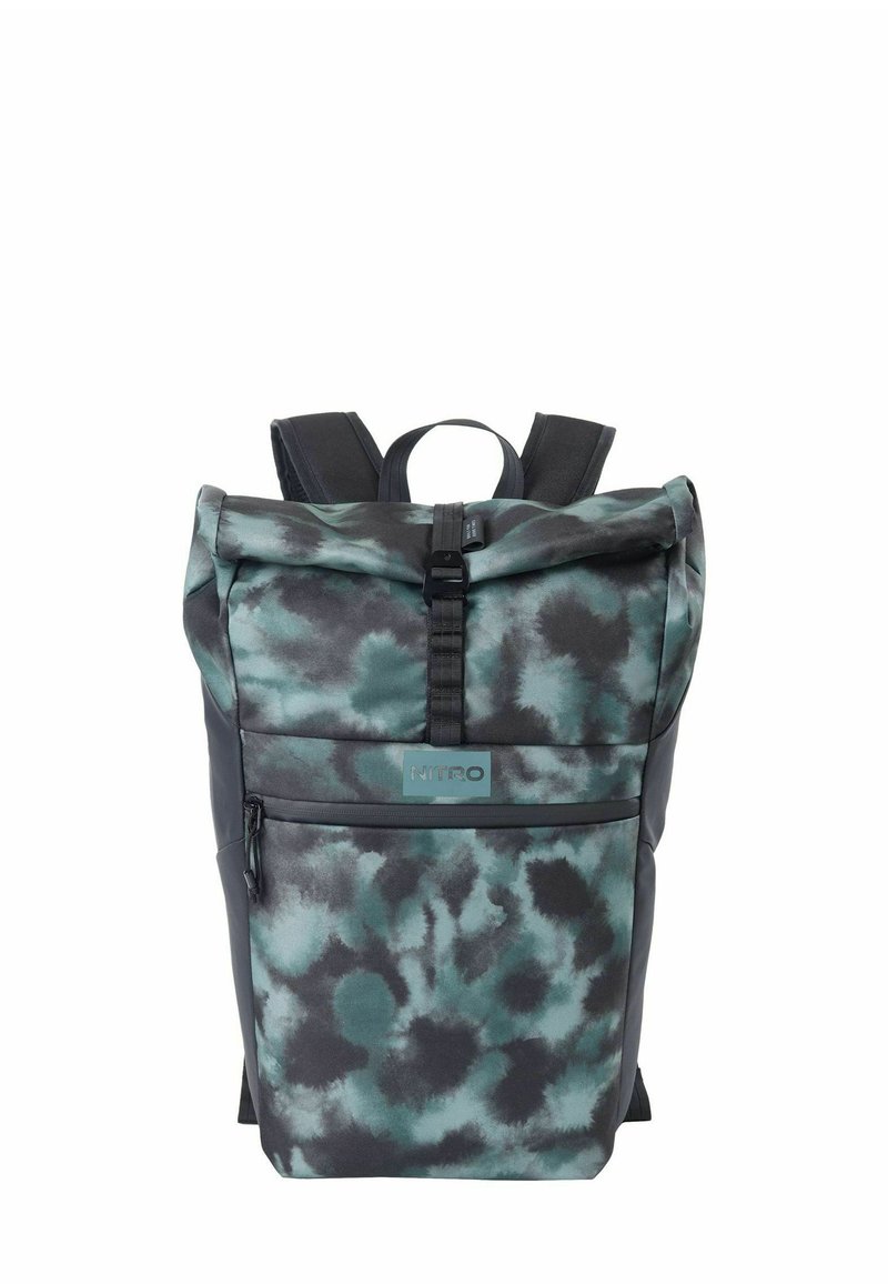 Mochila enrollable con patrón tie-dye en negro y verde, correas acolchadas para los hombros, bolsillo delantero con cremallera y parche con el logo "NITRO".