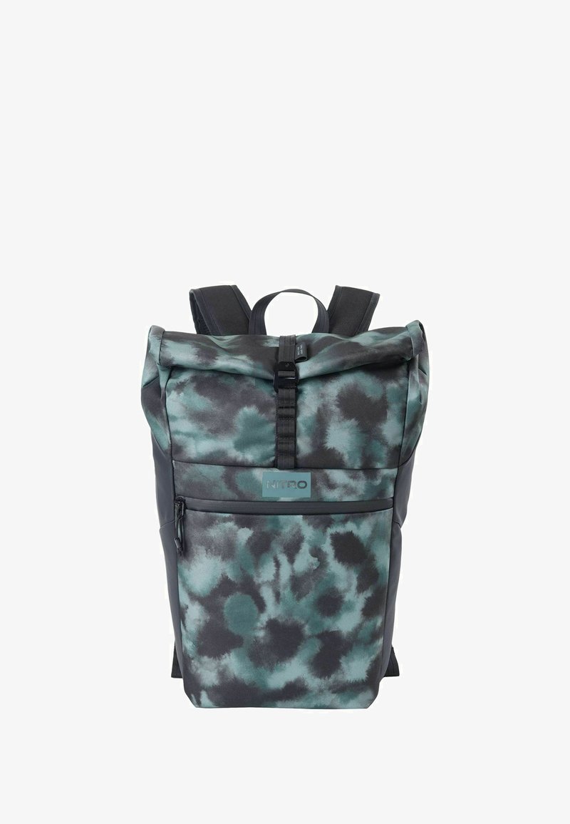 Mochila enrollable con patrón tie-dye en negro y verde, correas acolchadas para los hombros, bolsillo delantero con cremallera y parche con el logo "NITRO".