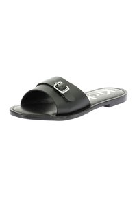 Sandale glissante en cuir noir avec bout ouvert, large lanière avec accent de boucle en argent, et semelle en caoutchouc plate.