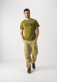 The North Face EASY TEE - Camiseta estampada - forest olive