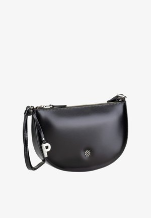 Schwarze Lederhandtasche mit einer geschwungenen Form, Reißverschluss, kurzem Tragegurt und einem metallischen Logo-Akzent auf der Vorderseite. Glatte Textur, elegantes Design.