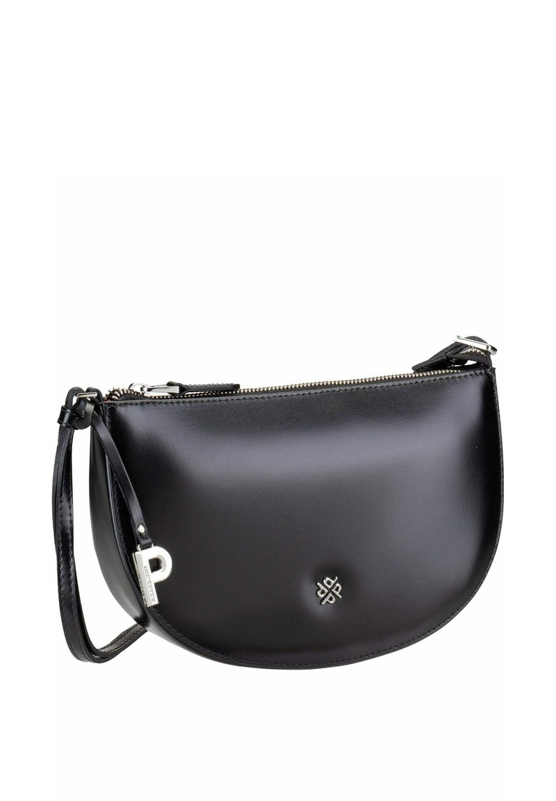 Schwarze Lederhandtasche mit einer geschwungenen Form, Reißverschluss, kurzem Tragegurt und einem metallischen Logo-Akzent auf der Vorderseite. Glatte Textur, elegantes Design.