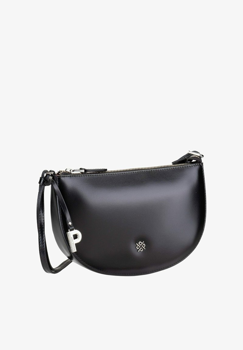 Schwarze Lederhandtasche mit einer geschwungenen Form, Reißverschluss, kurzem Tragegurt und einem metallischen Logo-Akzent auf der Vorderseite. Glatte Textur, elegantes Design.