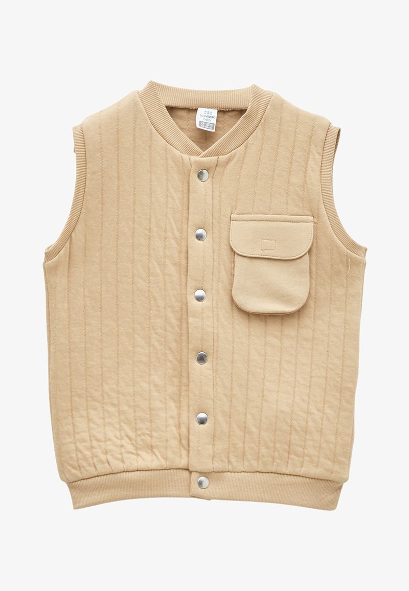 Beige mouwloos doorgestikt babyvest met drukknopen aan de voorkant en een enkele klepzak op de linkerborst.