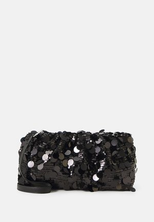 Pochette en tissu noir couverte de sequins noirs brillants avec une petite sangle noire sur fond blanc.