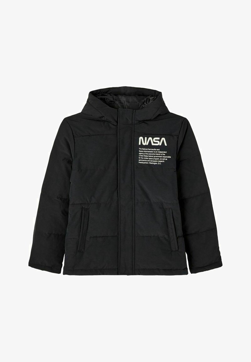 Doudoune noire avec capuche, arborant un logo NASA blanc sur la poitrine gauche et des poches latérales. Texture lisse, forme carrée.