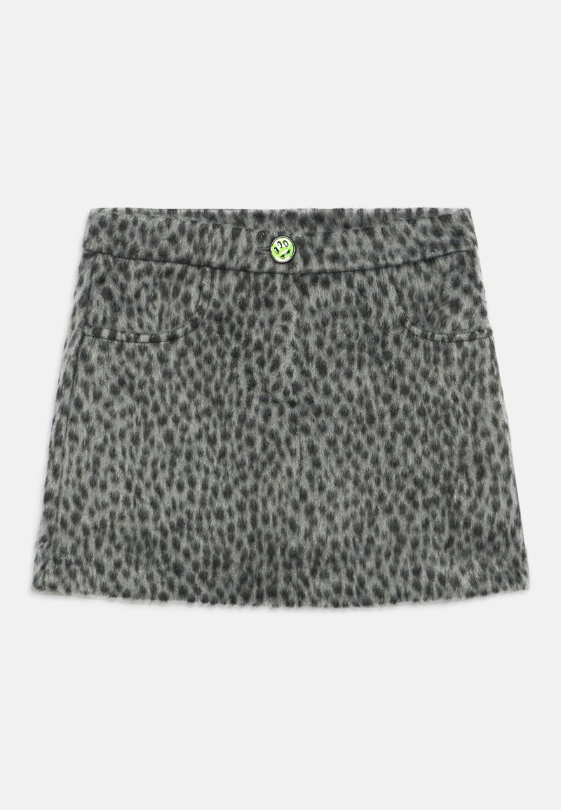 Harmaa leopardikuosiset mini-hame pehmeästä kankaasta, jossa on kaksi etutaskua ja vihreä hymyilevä nappi. Klassinen A-linjainen siluetti.
