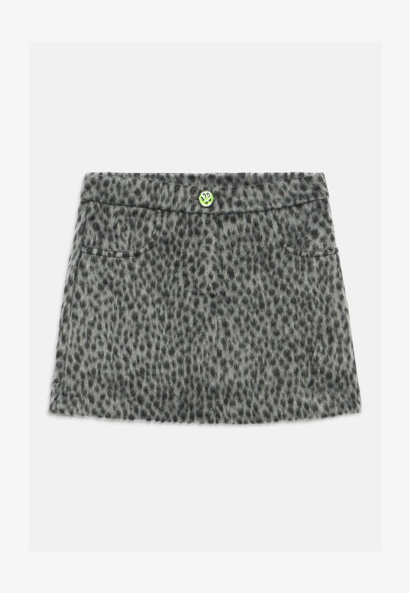 Mini falda de leopardo gris confeccionada en una tela suave, con dos bolsillos frontales y un botón sonriente verde. Silueta A clásica.