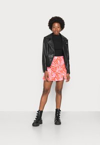 Glamorous MINI SKIRT WITH NOTCH - Minissaia - pink/red