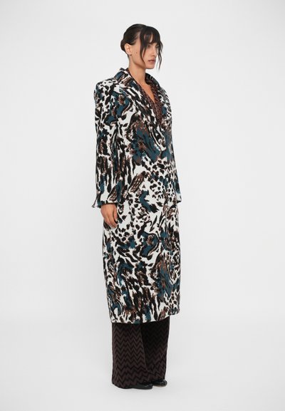 Μακρύ παλτό με έντονο animal print σε τυρκουάζ, καφέ κα�ι λευκό; διαθέτει γιακά, κλείσιμο με κουμπιά και ελαφρώς φαρδιές μανσέτες.