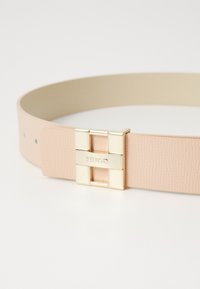 Hugo riem in zacht roze leer met een gladde textuur en een goudkleurige metalen gesp met een vierkant ontwerp en gegraveerd logo.