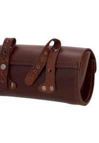 Bruine leren cilindrische tas met twee riemen en metalen sluiting. Heeft een natuurlijke textuur en stikseldetails.