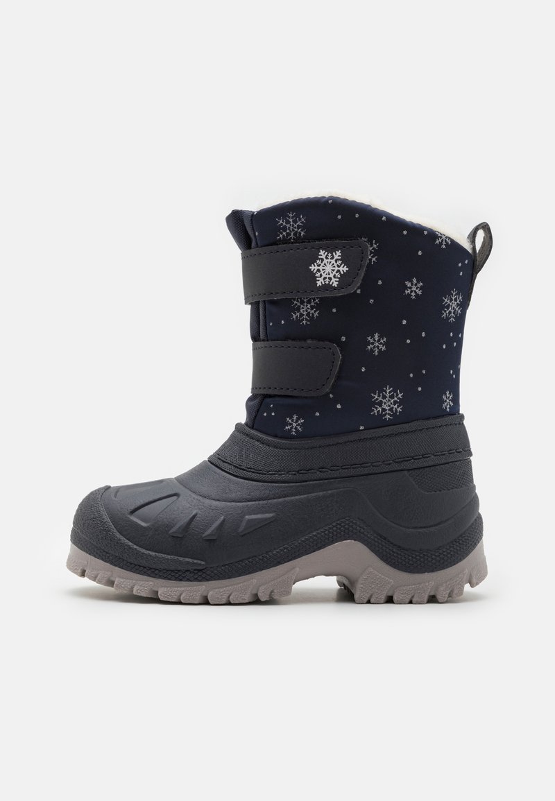 Botte d'hiver isolante bleu marine et noire avec motif flocon de neige, doubles sangles en velcro et semelle grise robuste pour enfants.