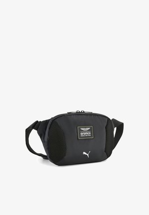 Schwarze Nylon-Gürteltasche mit Mesh-Akzenten, silbernem Reißverschluss und Logo-Patches. Verfügt über eine geschwungene Form und einen verstellbaren Riemen für Vielseitigkeit.