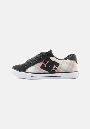 Χαμηλό sneaker με λευκή σόλα, μαύρα κορδόνια και μαύρο λογότυπο σε ροζ και λευκό καρό ύφασμα στο επάνω μέρος, εμφανίζεται από αριστερή πλευρά.