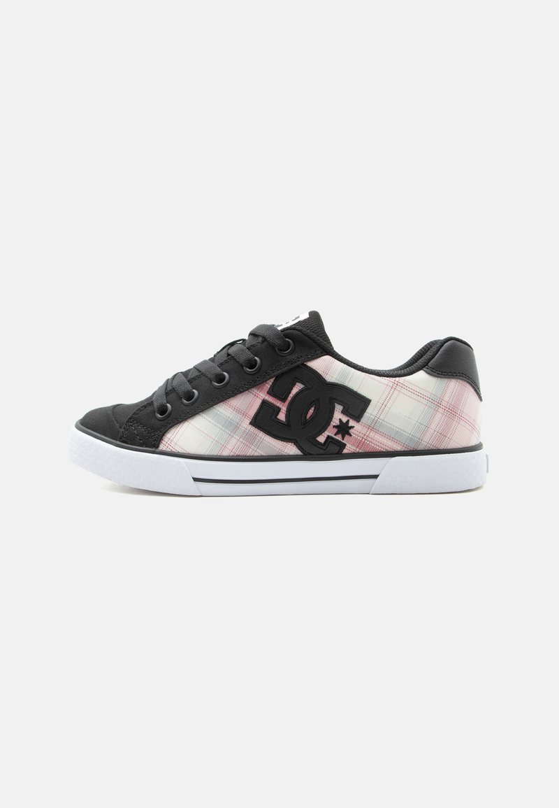 Baskets basses avec semelle blanche, lacets noirs et logo noir sur dessus en tissu à carreaux rose et blanc, vues de côté gauche.