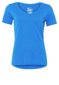Camiseta azul Dri-FIT de manga corta, diseño con cuello en V, textura suave y dobladillo ligeramente curvado. Cuenta con una etiqueta en el interior del cuello.