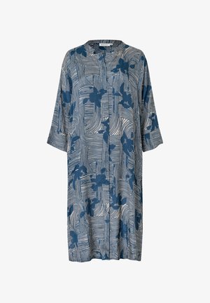 Fließendes blaues Kleid mit einem floralem und gestreiften Muster, das kurze Ärmel und einen runden Ausschnitt hat, gefertigt aus einem weichen, leichten Stoff.