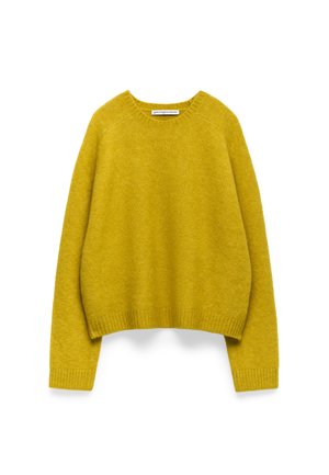 Gelber Strickpullover mit rundem Ausschnitt, Fallerschultern und gerippten Manschetten. Weicher Stoff, gekürztes Design und minimale Markenkennzeichnung.