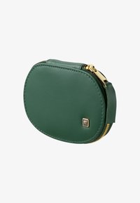 Groene lederen tas met een gladde textuur, ovale vorm, gouden rits en gouden logo-accent. Compact ontwerp geschikt voor kleine voorwerpen.
