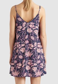 Kukallinen mekko tummansinisellä taustalla, jossa on vaaleanpunaisia ja valkoisia kukkia. Spagettiolkaimet ja V-mallinen selkäosa. Kevyt kangas.
