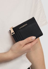 Portafoglio in pelle nera con finitura testurizzata, dotato di apertura con zip, numerosi vani per carte e dettagli in logo dorato.