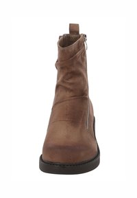 Brązowy skórzany botek za kostkę o nieco luźniejszym fasonie, z zapięciem na suwak z boku i fakturowaną cholewką, z okrągłym noskiem i niskim obcasem.