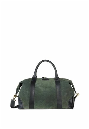 Bolsa de fin de semana de ante verde y cuero negro con asas dobles y correa de hombro desmontable, mostrada sobre fondo blanco.