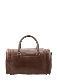Bruine leren duffelbag met dubbele handgrepen, twee ritscompartimenten en stikdetails. Gladde textuur met gouden hardware accenten.