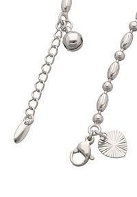 Stříbrný řetízek se sférickými a oválnými články, s přívěskem ve tvaru srdce se vzorem slunečního paprsku a karabinkovým zapínáním.