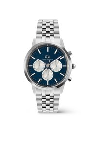 Orologio in acciaio inox argentato con quadrante blu navy, tre sottoquadranti e indici delle ore argentati. Caratterizzato da un bracciale in metallo e da una cassa rotonda.