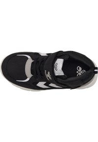 Schwarzer Sportschuh mit grauen und weißen Akzenten, der ein strukturiertes Obermaterial, Schnürverschluss und Gummisohle aufweist. Das Design umfasst seitliche Chevron-Muster.