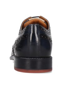 Scarpe da uomo in pelle blu scuro con dettagli brogue, punta rotonda, finitura liscia e tacco impilato. Interno con fodera in pelle beige.