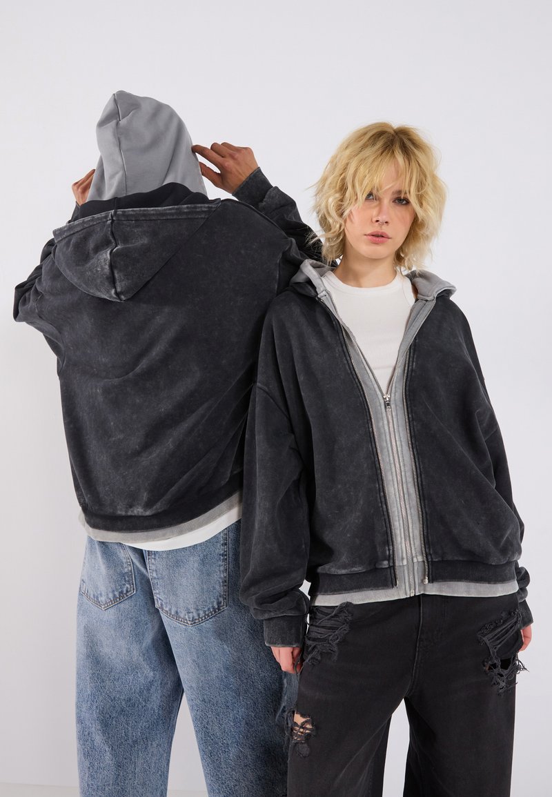 YOURTURN UNISEX - Džemperis ar kapuci - true black