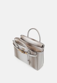 Grå tekstureret håndtaske med krokodillemønster, guldfarvet lås, to håndtag og rummeligt indre med flere rum.