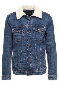 Jeansjacka med en sherpa-fodrad krage, med en bleknad blå tvätt, knappstängning, två bröstfickor och justerbara ärmslut.