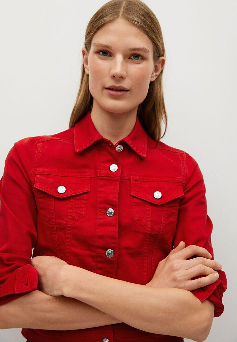 veste en jean rouge