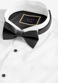 Next TEXTURED DOUBLE CUFF LONG SLEEVE WITH WING COLLAR AND BOW TIE PACK - Businesshemd - white