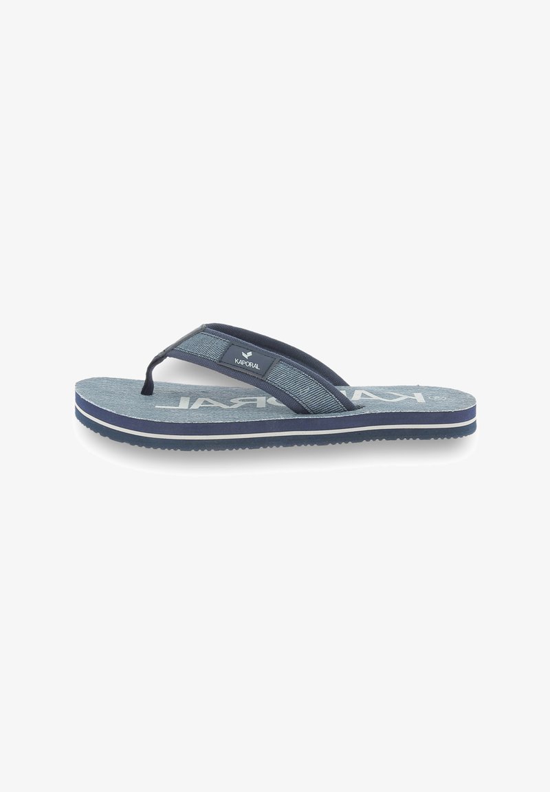 Tongs bleu marine avec une semelle en mousse texturée, une sangle en tissu arborant un logo et une bande blanche contrastante sur la semelle.