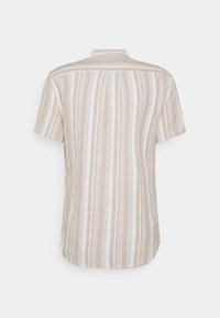 Camisa de manga corta con un patrón de rayas beige y blancas. Fabricada con una tela ligera, con un corte relajado y dobladillo curvo.