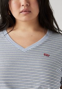 Levi's® Plus PERFECT VNECK TEE - Tricou cu imprimeu - kentucky blue