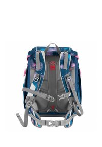 Mochila de colores azul y morado con correas grises, respaldo acolchado y hebillas ajustables. Presenta múltiples lazos y acentos metálicos.