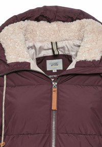 Bordeaux gekwijlde jas met een beige fleece-voering bij de kraag, zilveren rits en een leren ritsaantrekker in bruin. Het interieur heeft een lichte voering.
