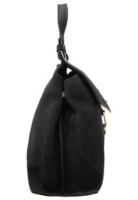 Svart mocka handväska med en strukturerad sidoprofil, som har en läderrem och detaljer i guldton.