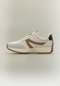 Αθλητικό παπούτσι με κρεμ επάνω μέρος, καφέ λεπτομέρειες και γκρι λεπτομέρειες από σουέντ. Διαθέτει ανάγλυφη σόλα με ζιγκ ζαγκ μοτίβο για καλύτερη πρόσφυση.