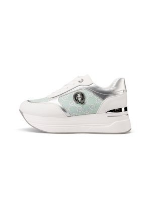 Sneaker platform bianche con accenti metallici argento, pannello laterale a motivi verde menta e dettaglio del logo. Presenta una chiusura con lacci e una suola ammortizzata.