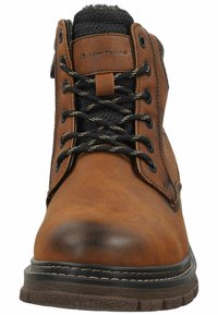 Bota de cuero marrón con cordones negros, cuello de punto texturizado, puntera redonda y detalles cosidos alrededor de la suela, con una suela rugosa.