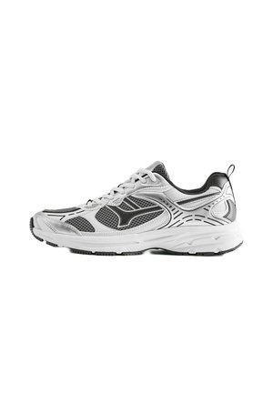 Chaussure de course athlétique blanche et noire avec fermeture à lacets et panneaux en mesh pour la respirabilité, vue de côté sur fond blanc.