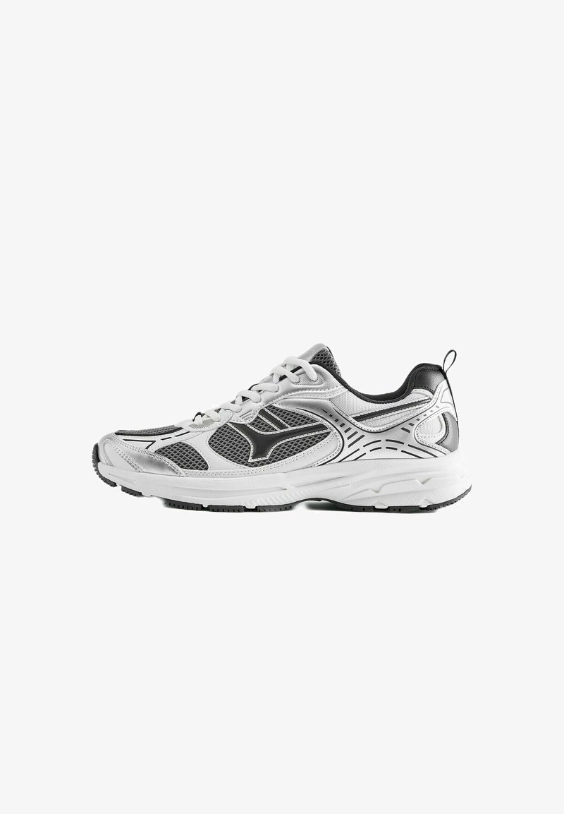 Chaussure de course athlétique blanche et noire avec fermeture à lacets et panneaux en mesh pour la respirabilité, vue de côté sur fond blanc.